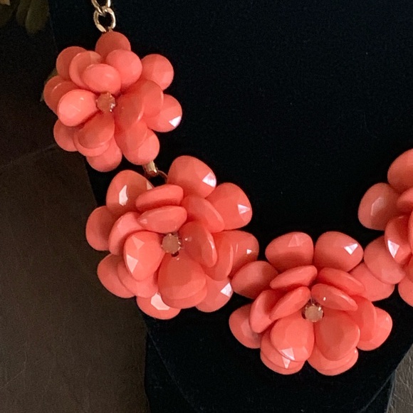 NWOT Charming Charlie Floral Statement Necklace - Picture 2 of 2